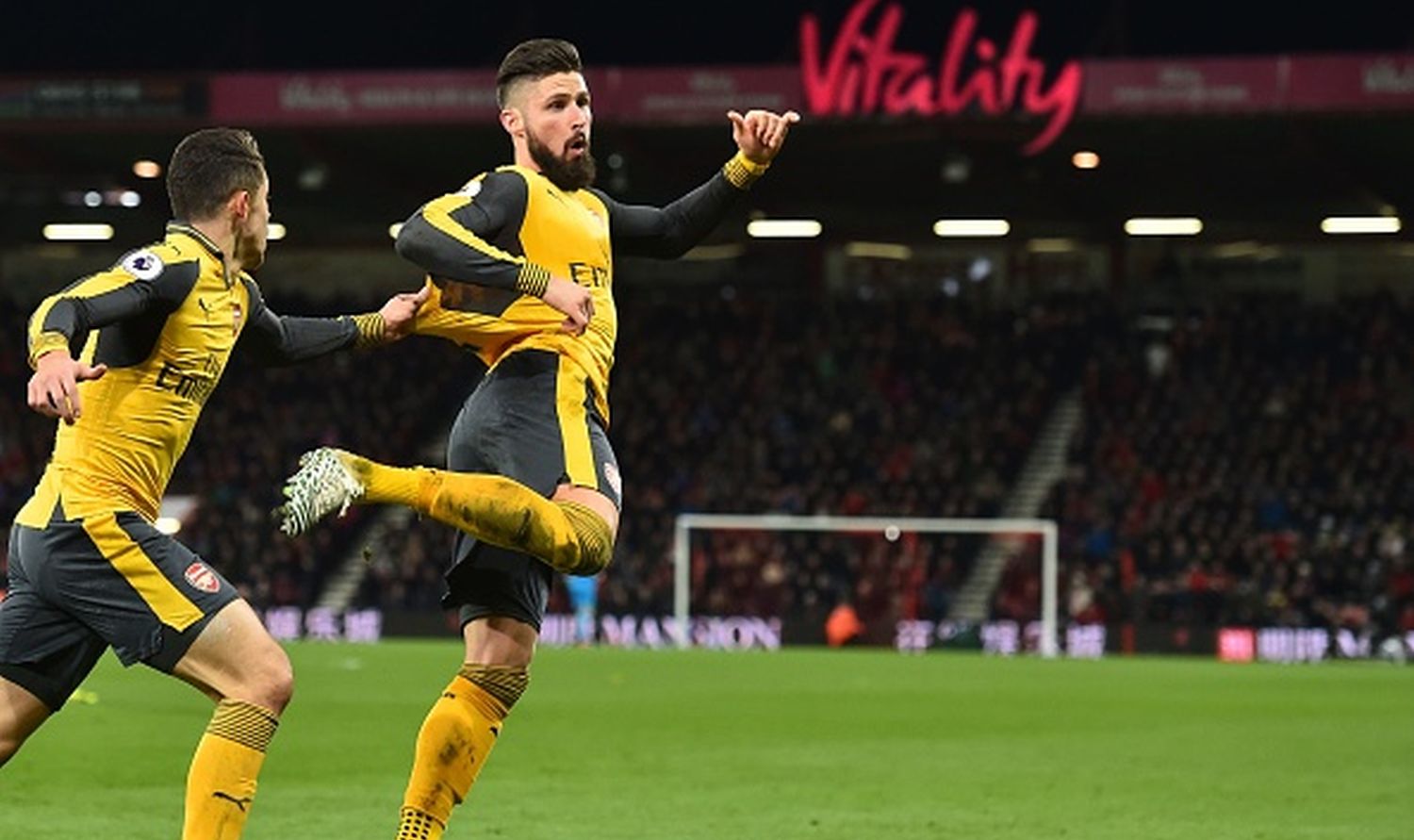 Polveriera Arsenal: se Giroud gode, Sanchez non ne può più. In mezzo c'è Wenger, con contratto in scadenza  