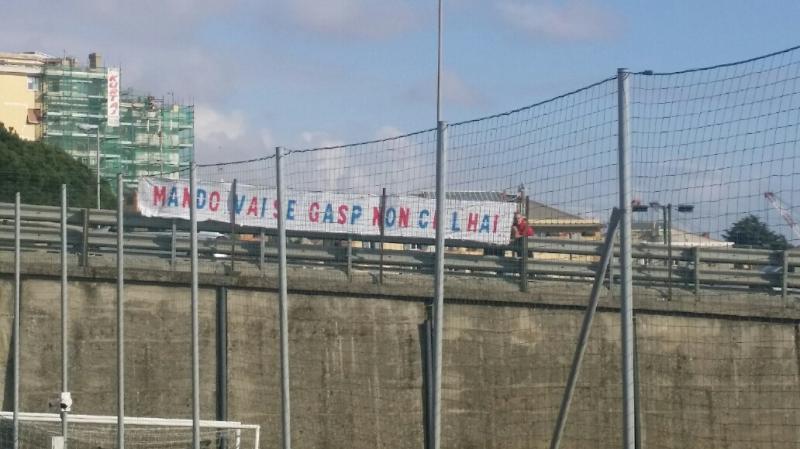 Genoa, il primo allenamento di Mandorlini: tifosi in silenzio, ma spunta uno striscione pro Gasperini