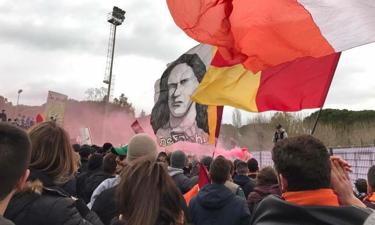 Roma, mille tifosi a Trigoria! Striscioni e cori per caricare la squadra VIDEO