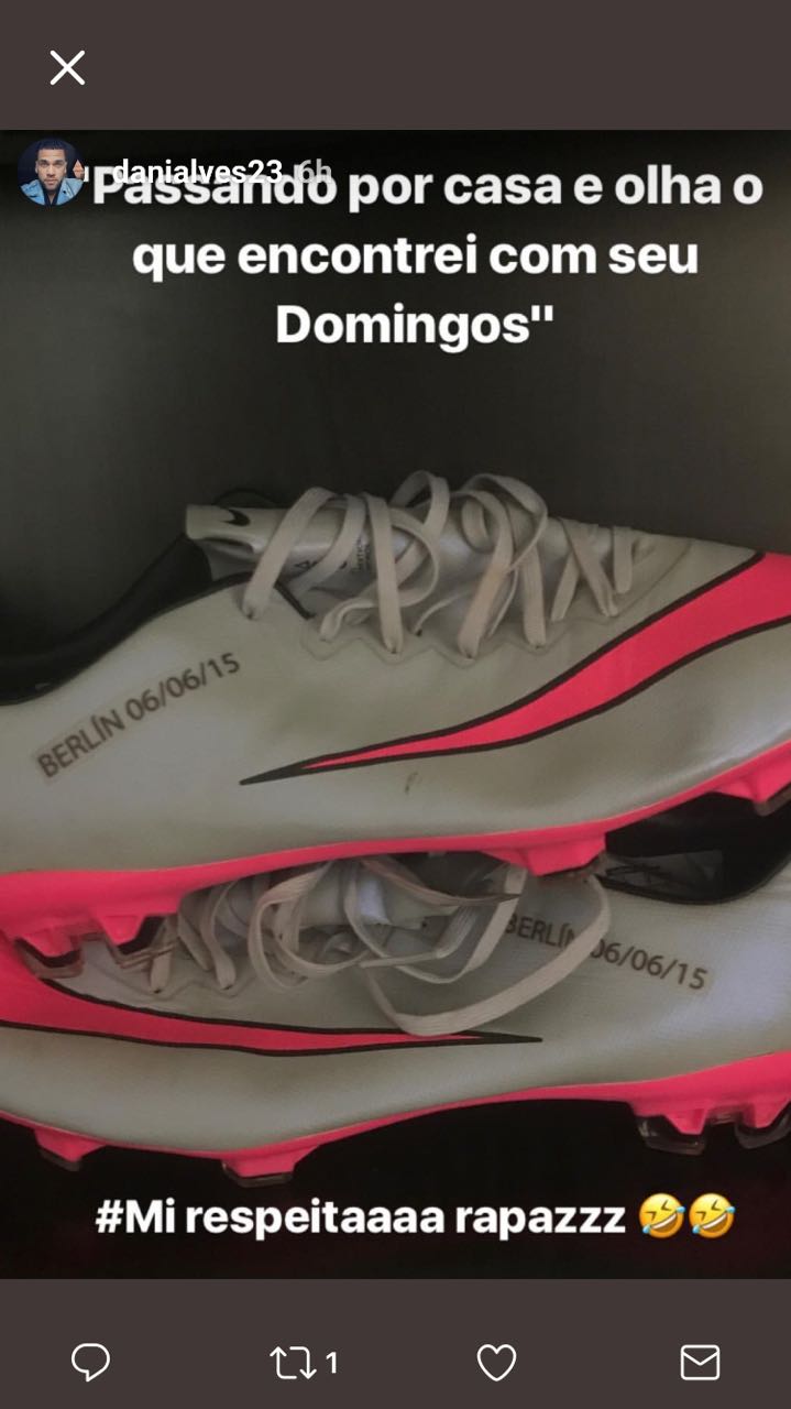 Juve, altra provocazione di Dani Alves: posta la FOTO delle scarpe della finale di Berlino