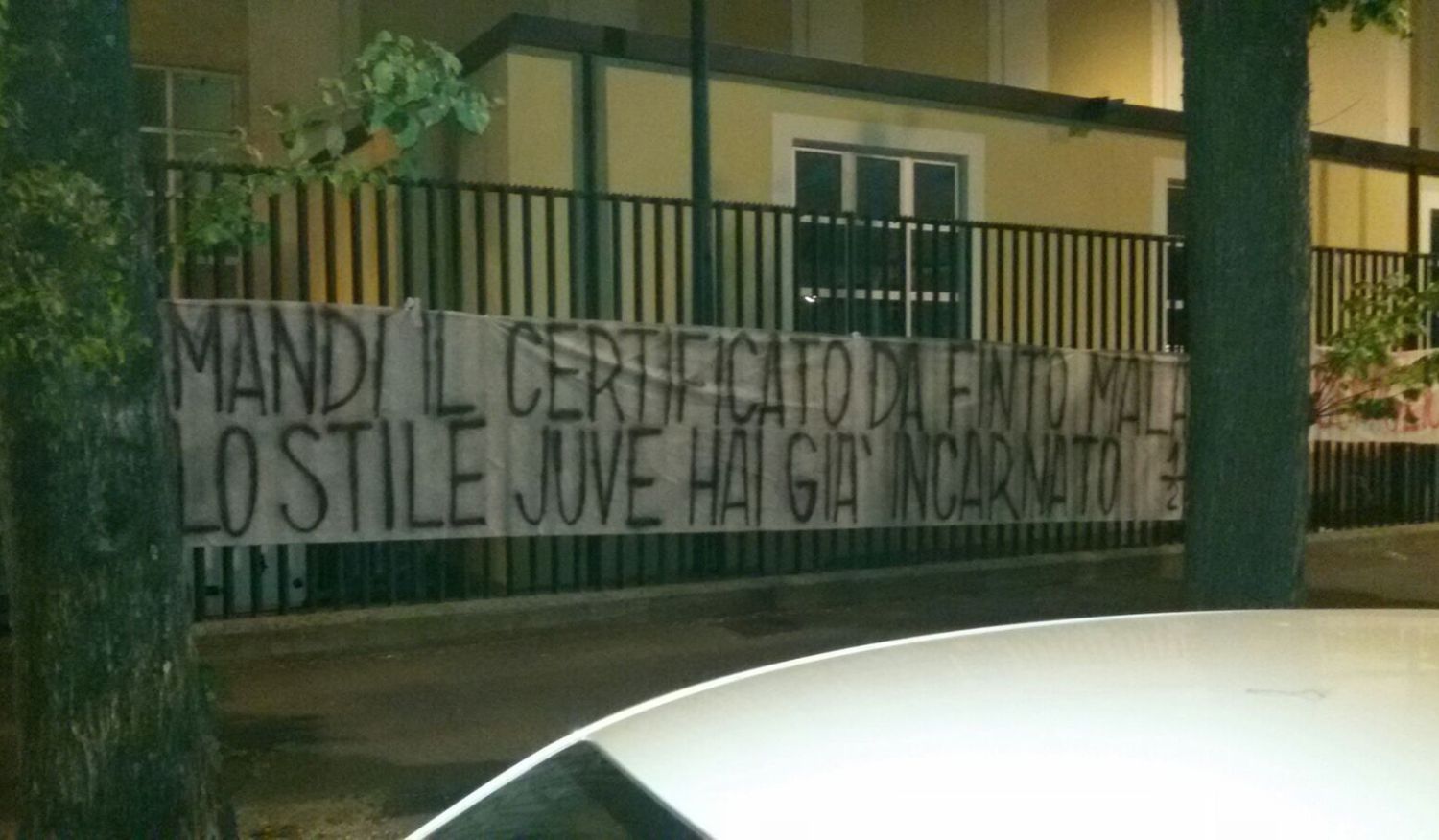 Striscione contro Bernardeschi: 'Finto malato, lo stile Juve hai già incarnato'