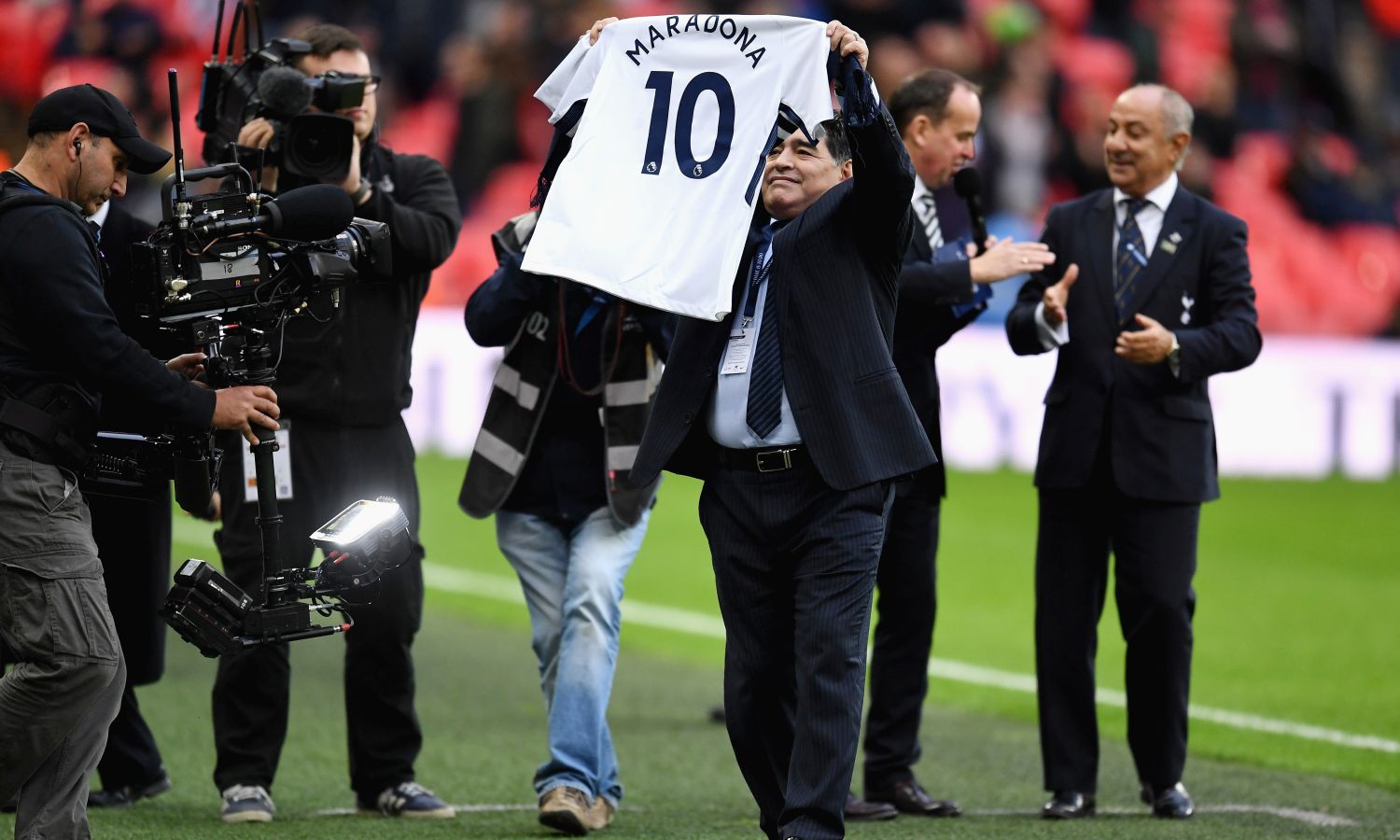 Tottenham, Maradona 'soffia' la dieci a Kane FOTO