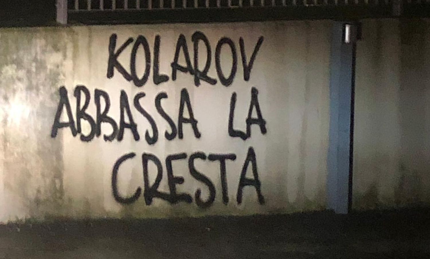 Roma, scritte vicino a casa di Kolarov: 'Abbassa la cresta croato di m...' FOTO