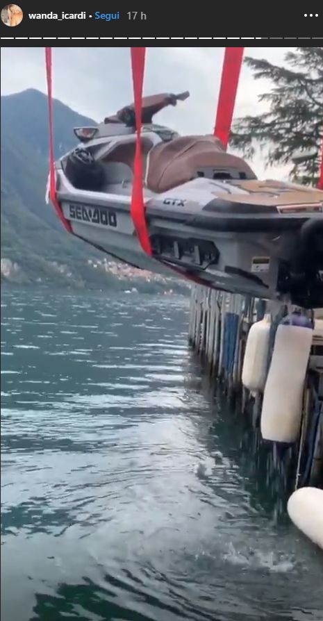 Wanda Nara, piccolo incidente sul lago di Como: si ribalta con la moto d'acqua FOTO