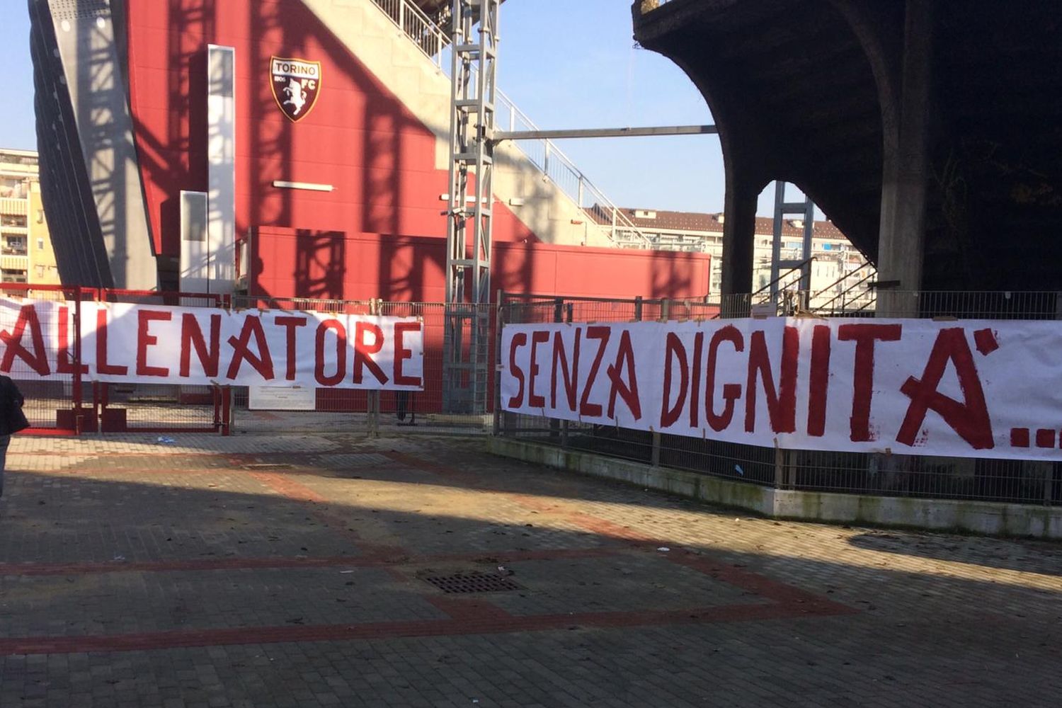 Torino, striscioni contro Cairo e Mazzarri: 'Infami, vi vogliamo fuori da questa città' FOTO