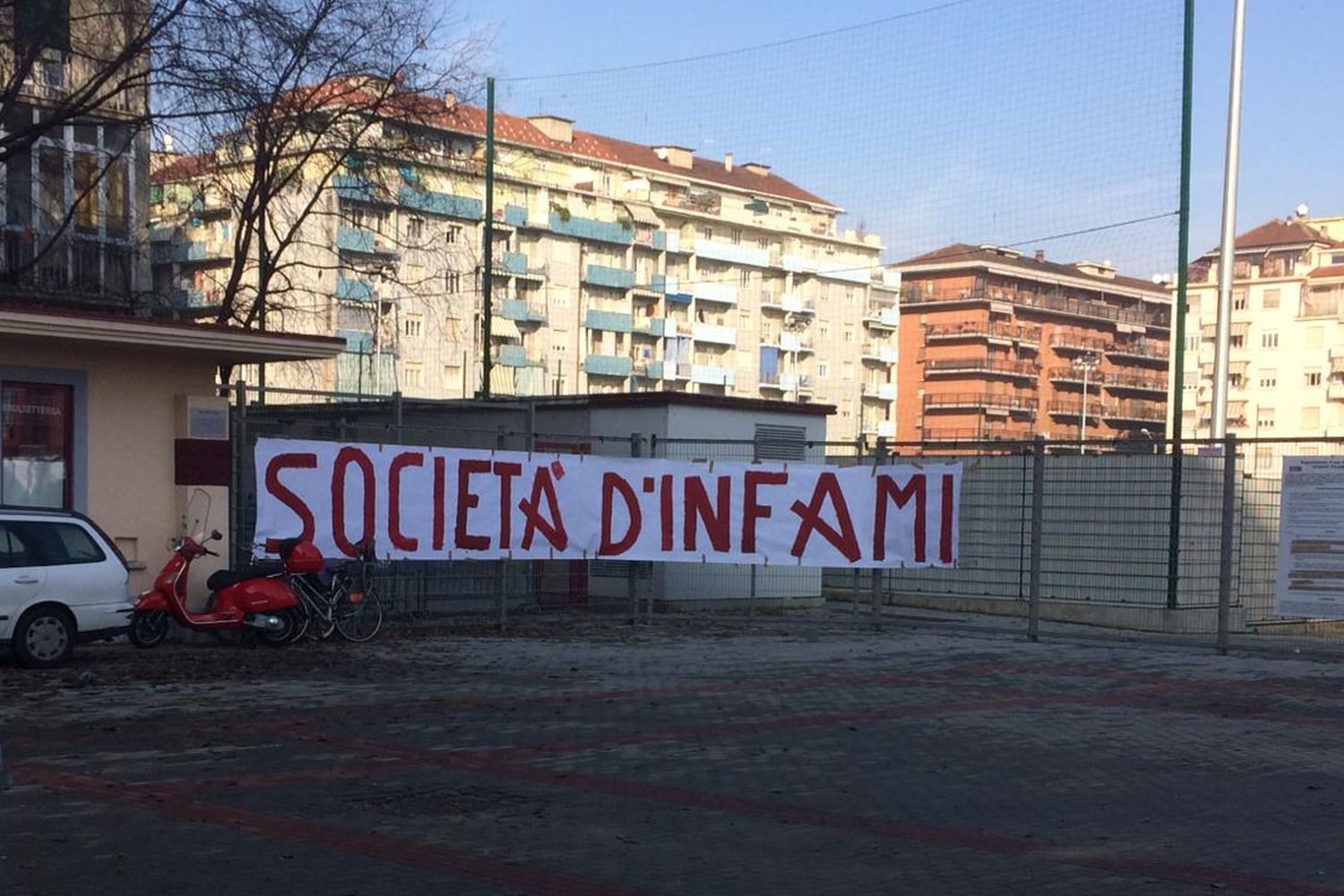 Torino, striscioni contro Cairo e Mazzarri: 'Infami, vi vogliamo fuori da questa città' FOTO