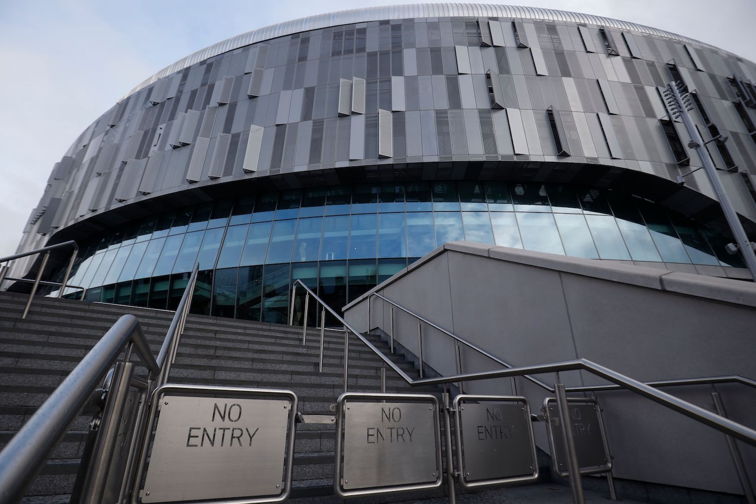 Old Trafford, il Westfalenstadion, il Maracanà: il mondo trasforma gli stadi in ospedali da campo, in Italia...