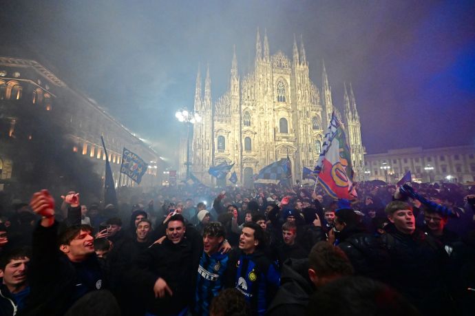 Inter, festa Scudetto: che notte in Piazza Duomo. Le due stelle sulla sede VIDEO