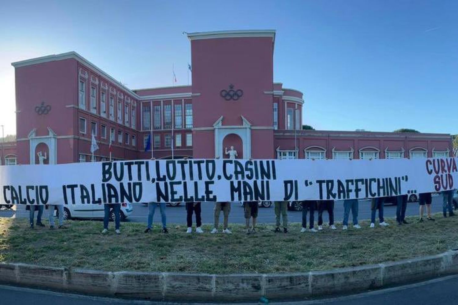 Roma, duro striscione della Curva Sud: 'Butti, Lotito, Casini. Calcio italiano nelle mani dei traffichini'