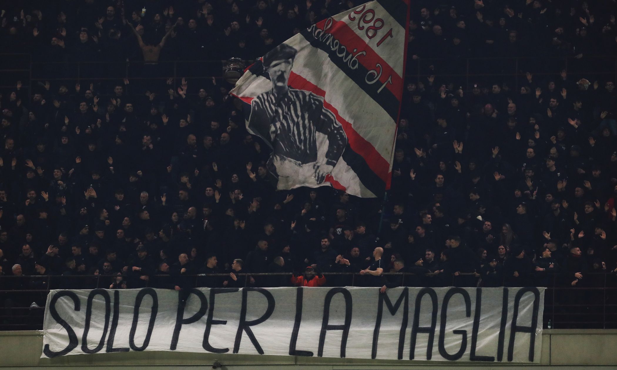 Milan, fischi assordanti a San Siro. Curva Sud vuota per i primi 15', striscione e cori contro la società